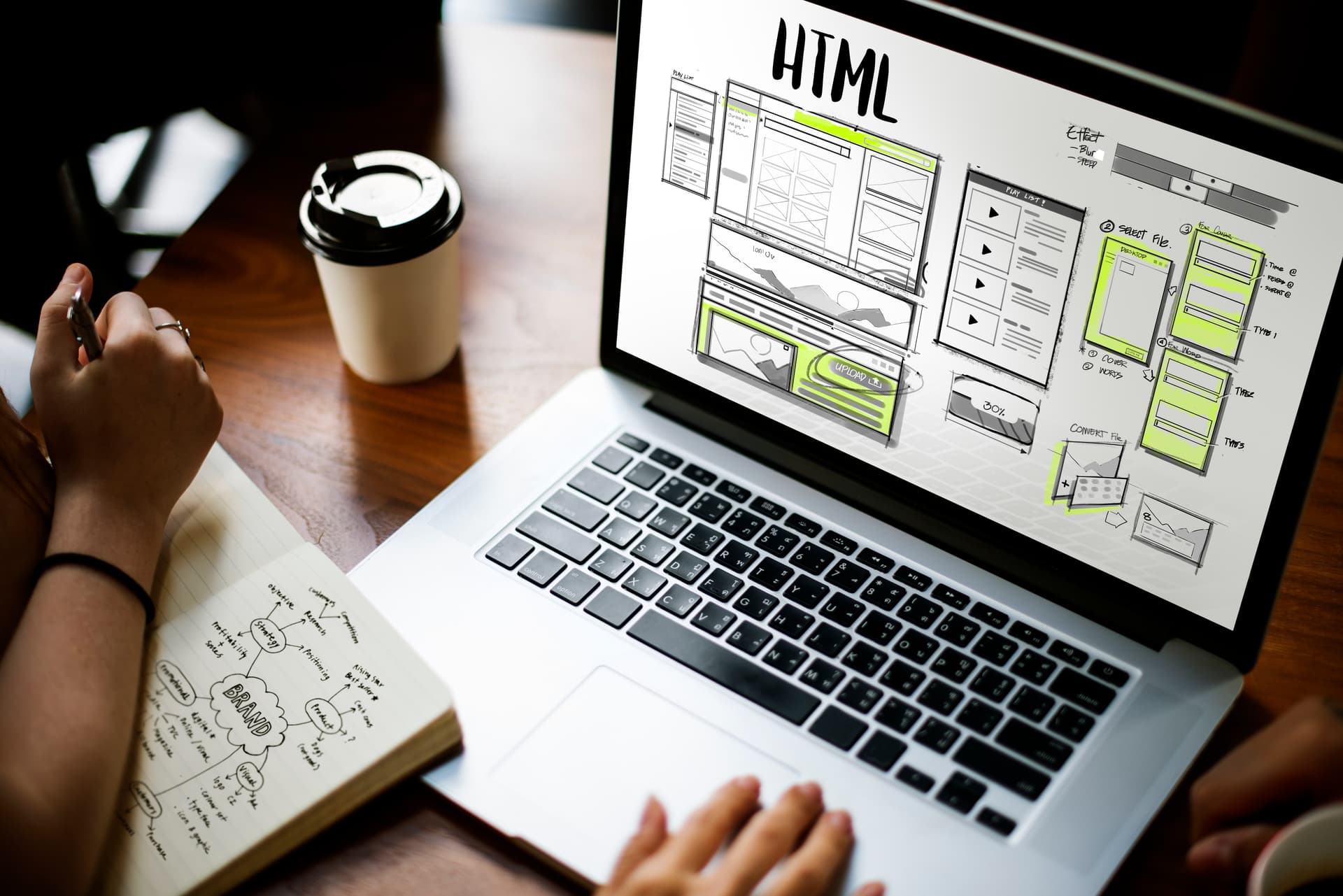 Notebook com estrutura de página web, representando a migração de CSR para renderização no servidor
